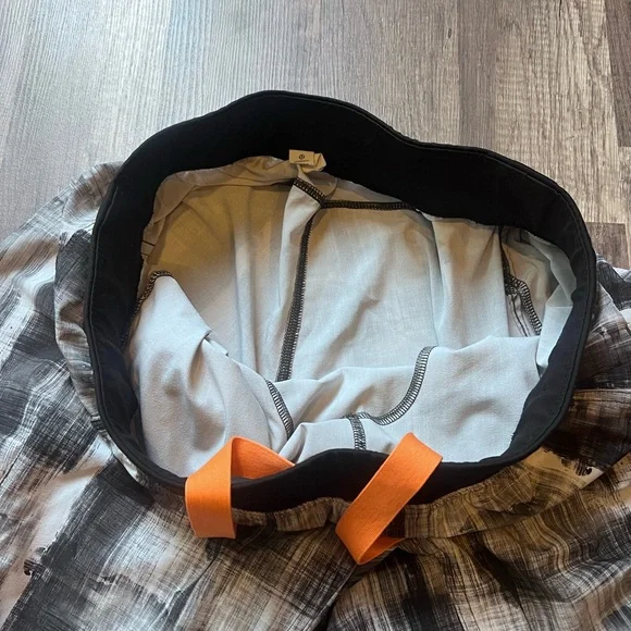 Lululemon Men’s Plaid Shorts Black Drawstring Size Medium Athletic - Picture 2 of 5